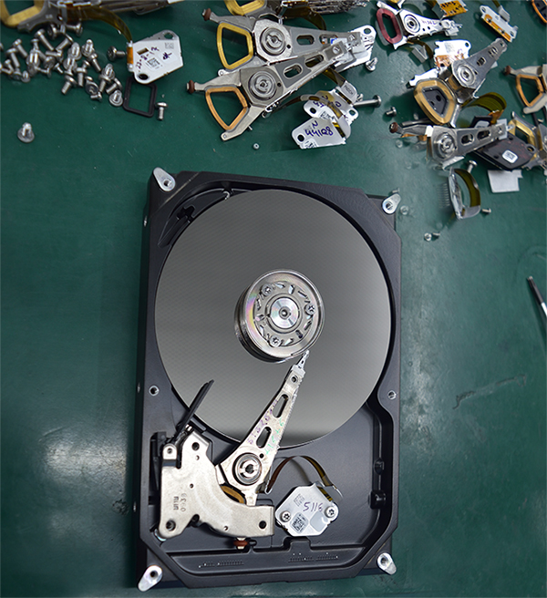illustrating-damaged-hard-disk-drives